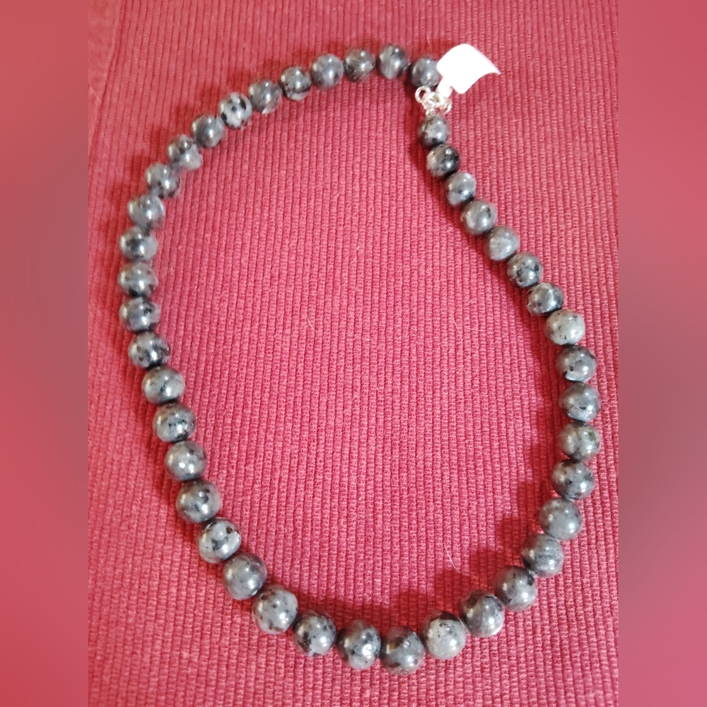 18-IN OF BEAUTIFUL AND NATURAL 💯 SHIMMERY 💯LABRADORITE, STERLING NECKLACE.